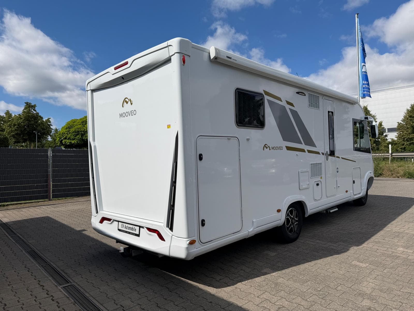 Mooveo INT 74QBH – Heckansicht schräg