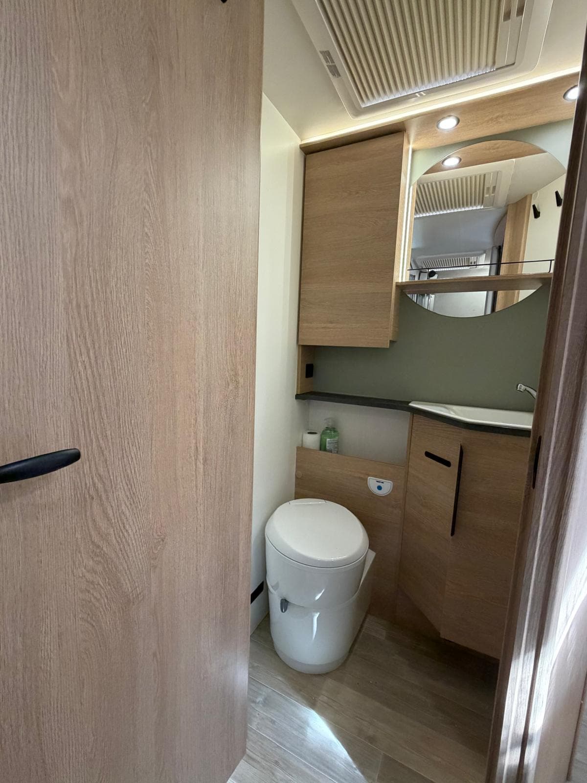 Mooveo INT 74QBH – Bad mit WC und Waschbecken