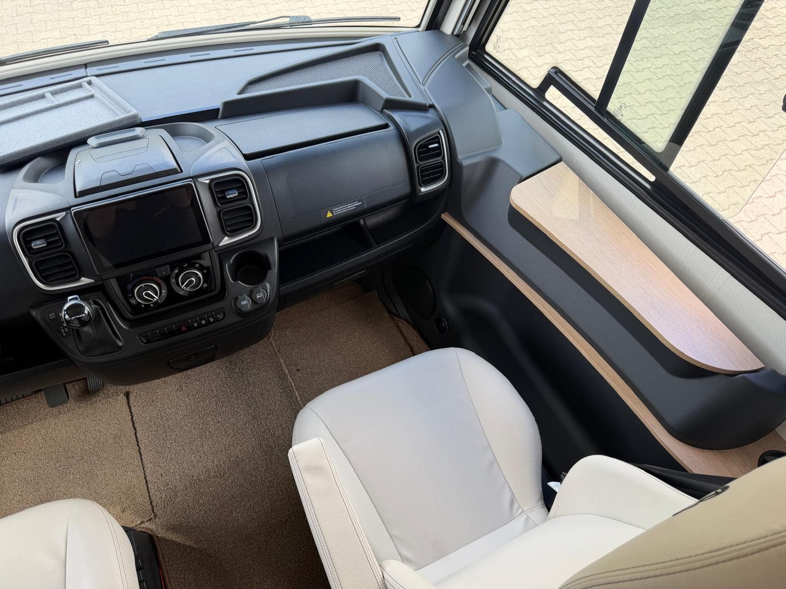 Mooveo INT 74QBH – Fahrerhaus mit Pilotensitzen