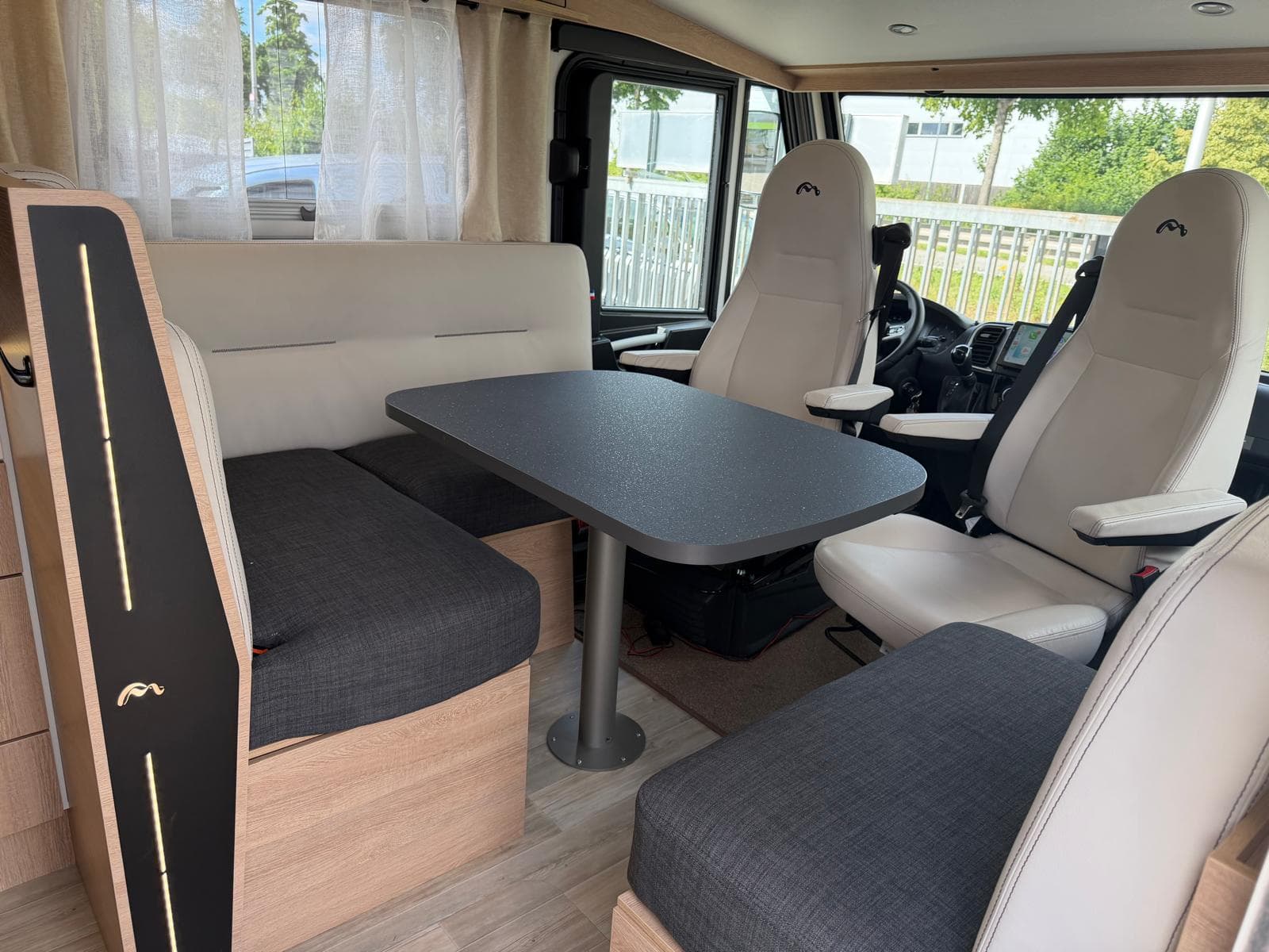 Mooveo INT 74QBH – Essbereich mit ausgezogenem Tisch