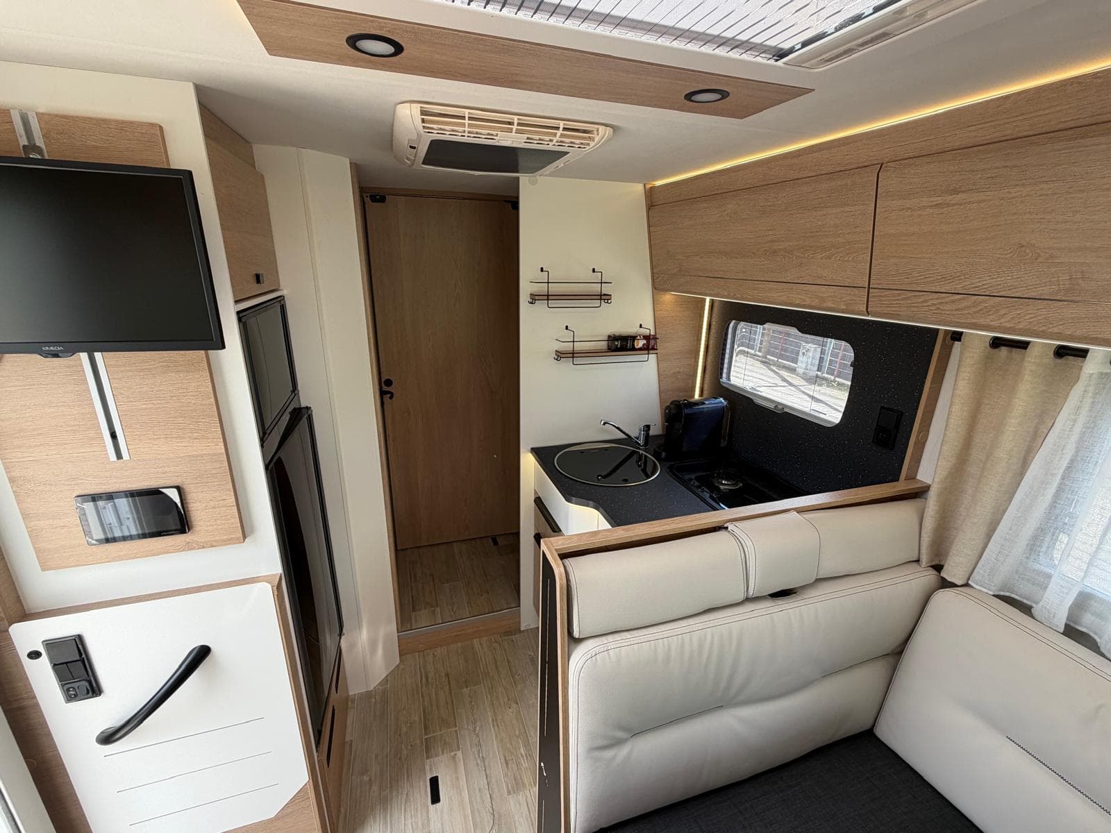 Mooveo INT 74QBH – Küche mit Kocher