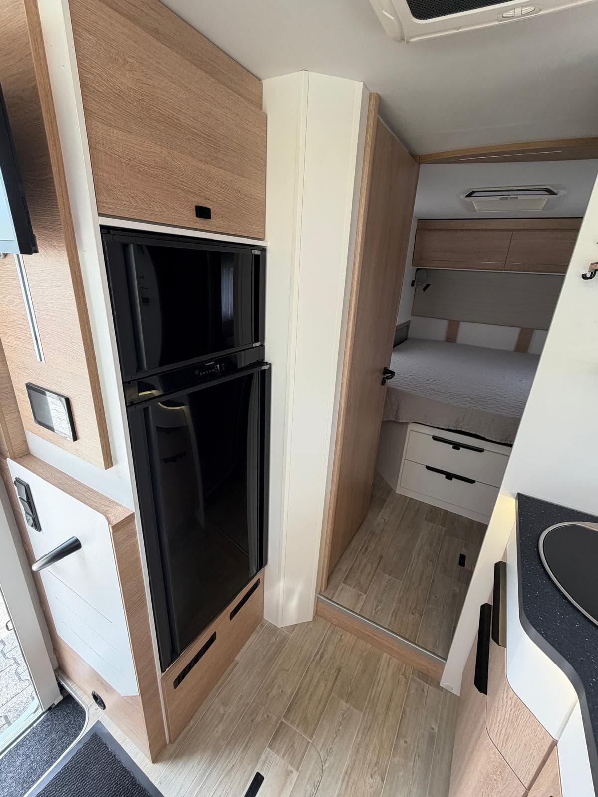 Mooveo INT 74QBH – Küche mit Kühlschrank