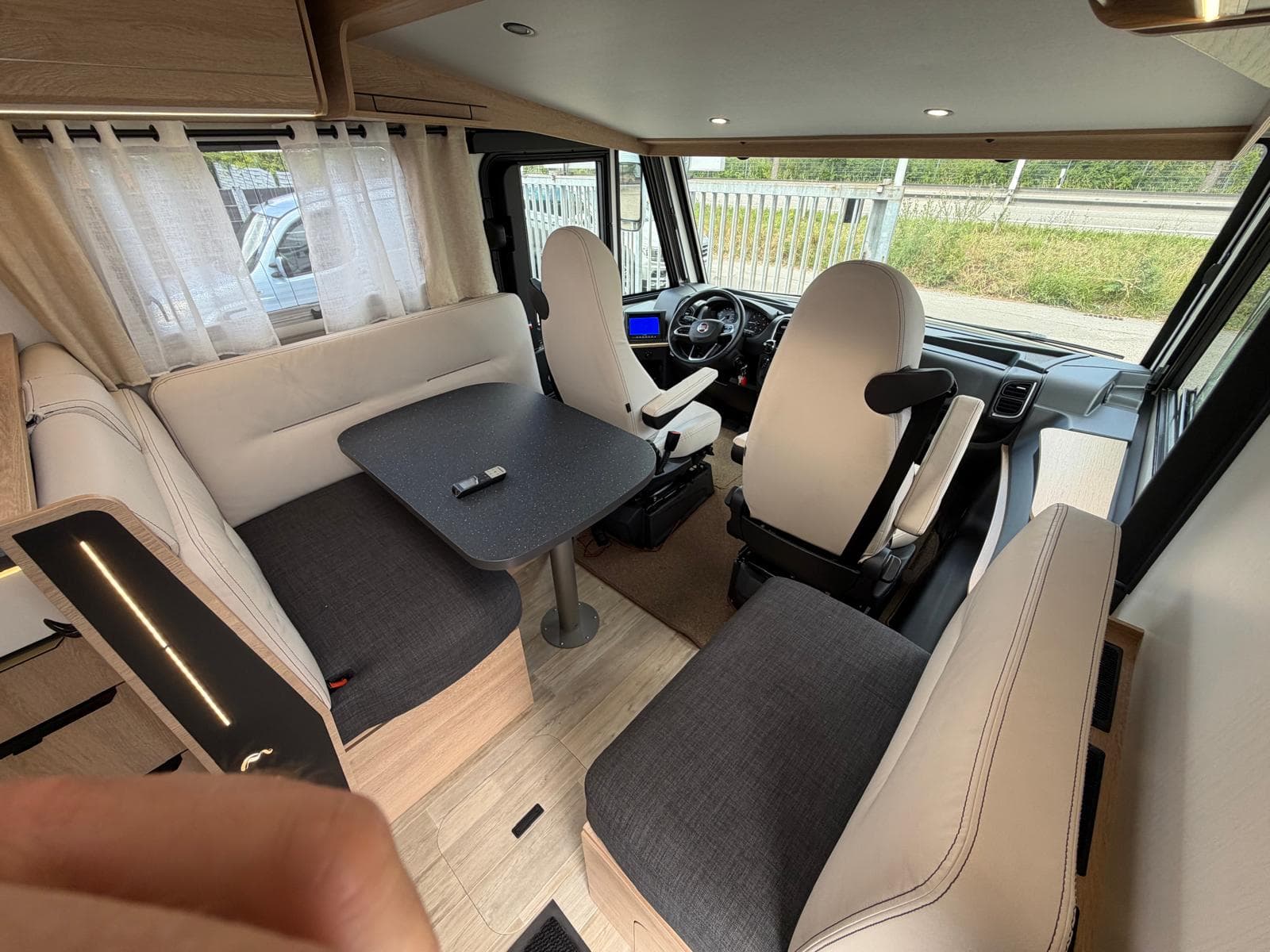 Mooveo INT 74QBH – Sitzgruppe mit Tisch