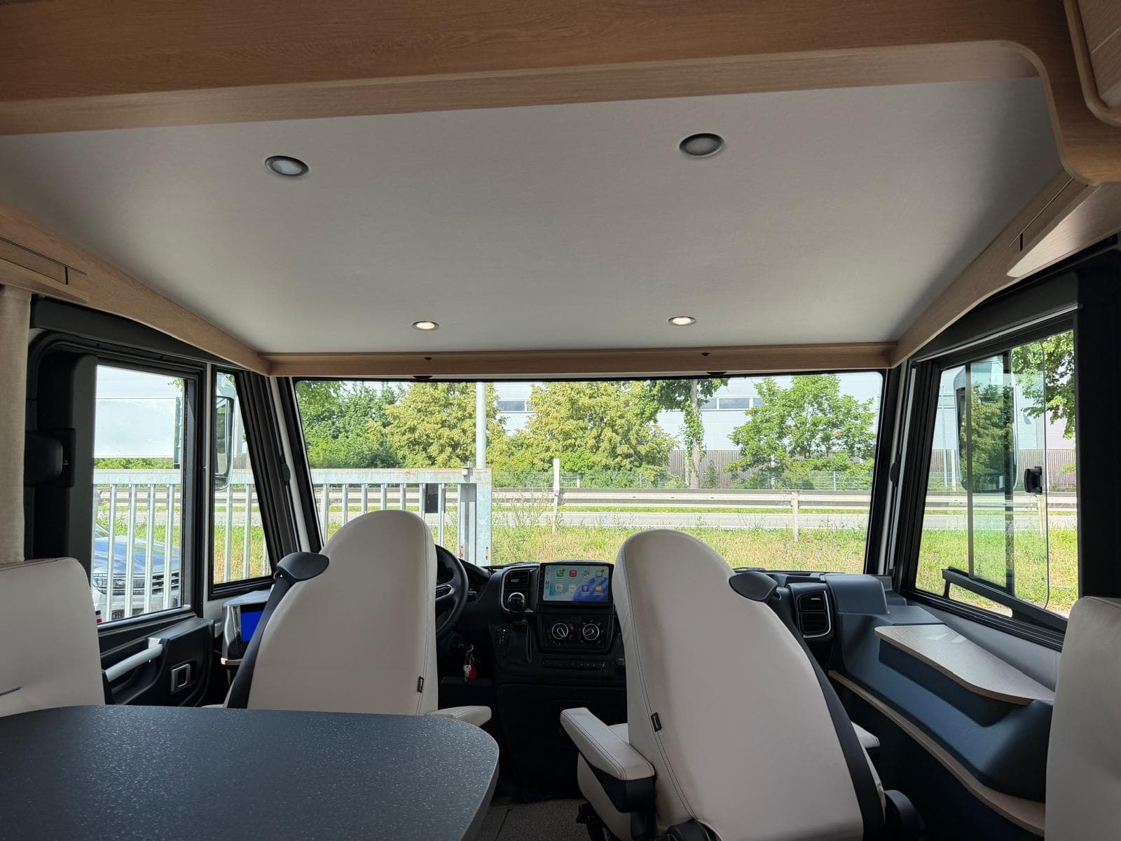 Mooveo INT 74QBH – Wohnraum mit Blick zum Fahrerhaus