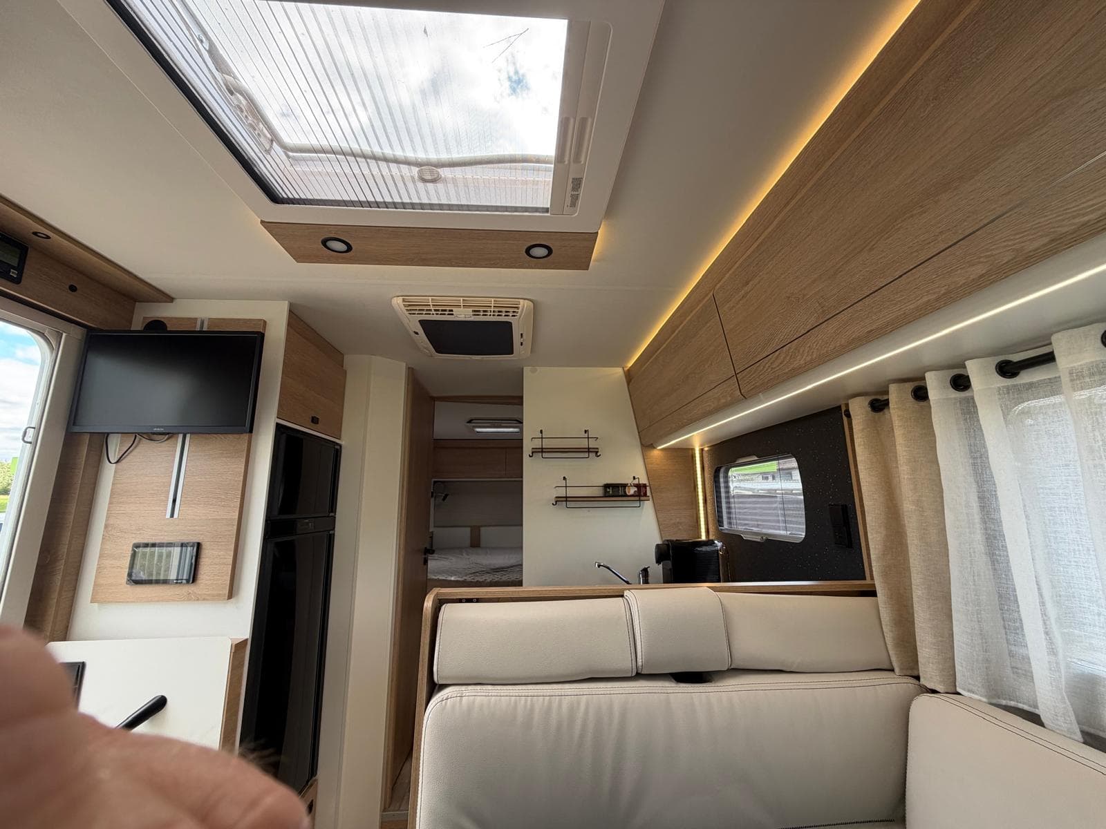 Mooveo INT 74QBH – Wohnraum mit Dachfenster
